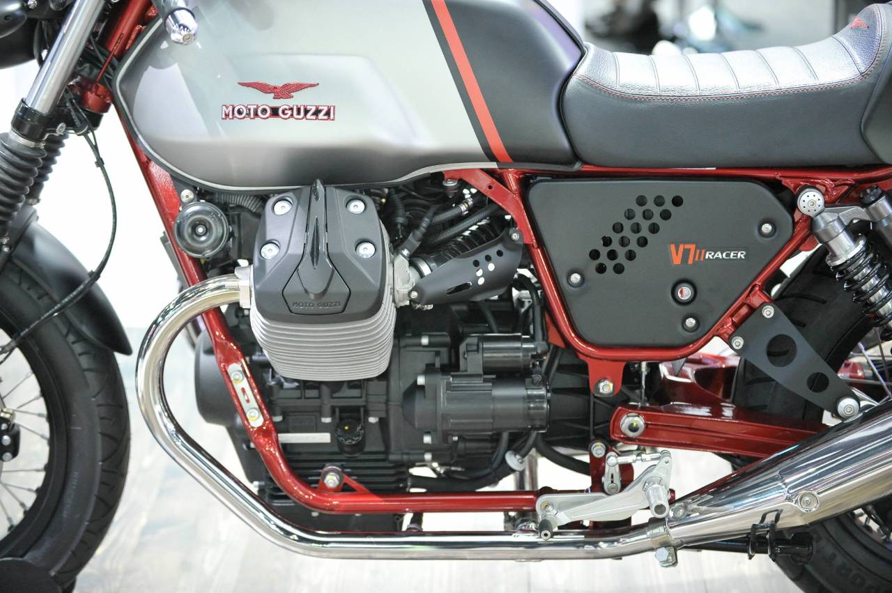 直击曼谷摩托车展美女如云，MOTOGUZZI光荣绽放