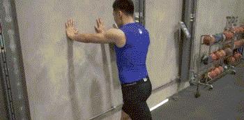 想踢球踢得又高又远,踢球的时候保护膝盖绷带