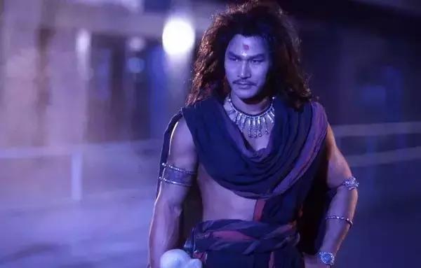 洪金宝被军官打是什么电影,当年被李小龙暴揍的洪金宝