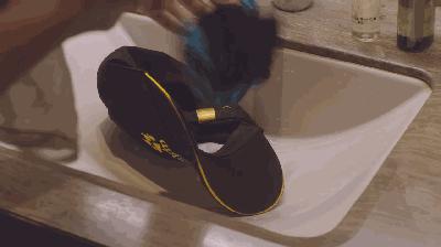 世界上最小的洗衣机来了!找个容器就能洗衣服,太方便啦!