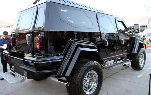 甘肃首辆上牌的骑士十五世，百公里耗油58升，加一箱油要两千块