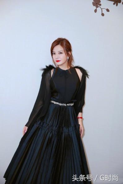 赵薇的礼服图片大全,赵薇红色晚礼服颁奖