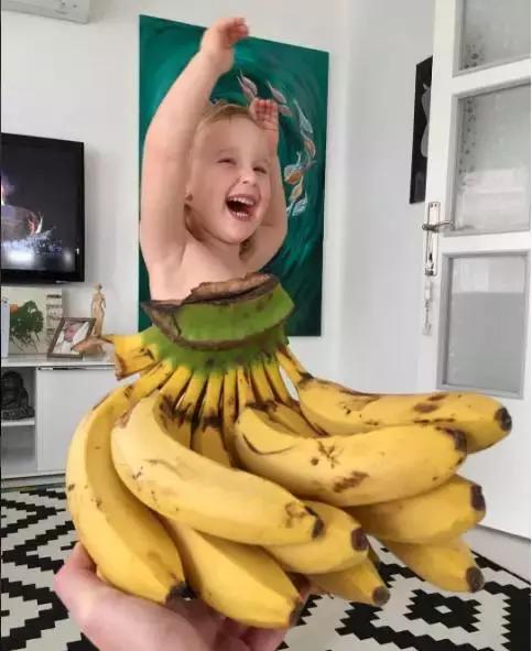 朋友圈晒女儿的亲子照 (晒女儿一家三口亲子照)