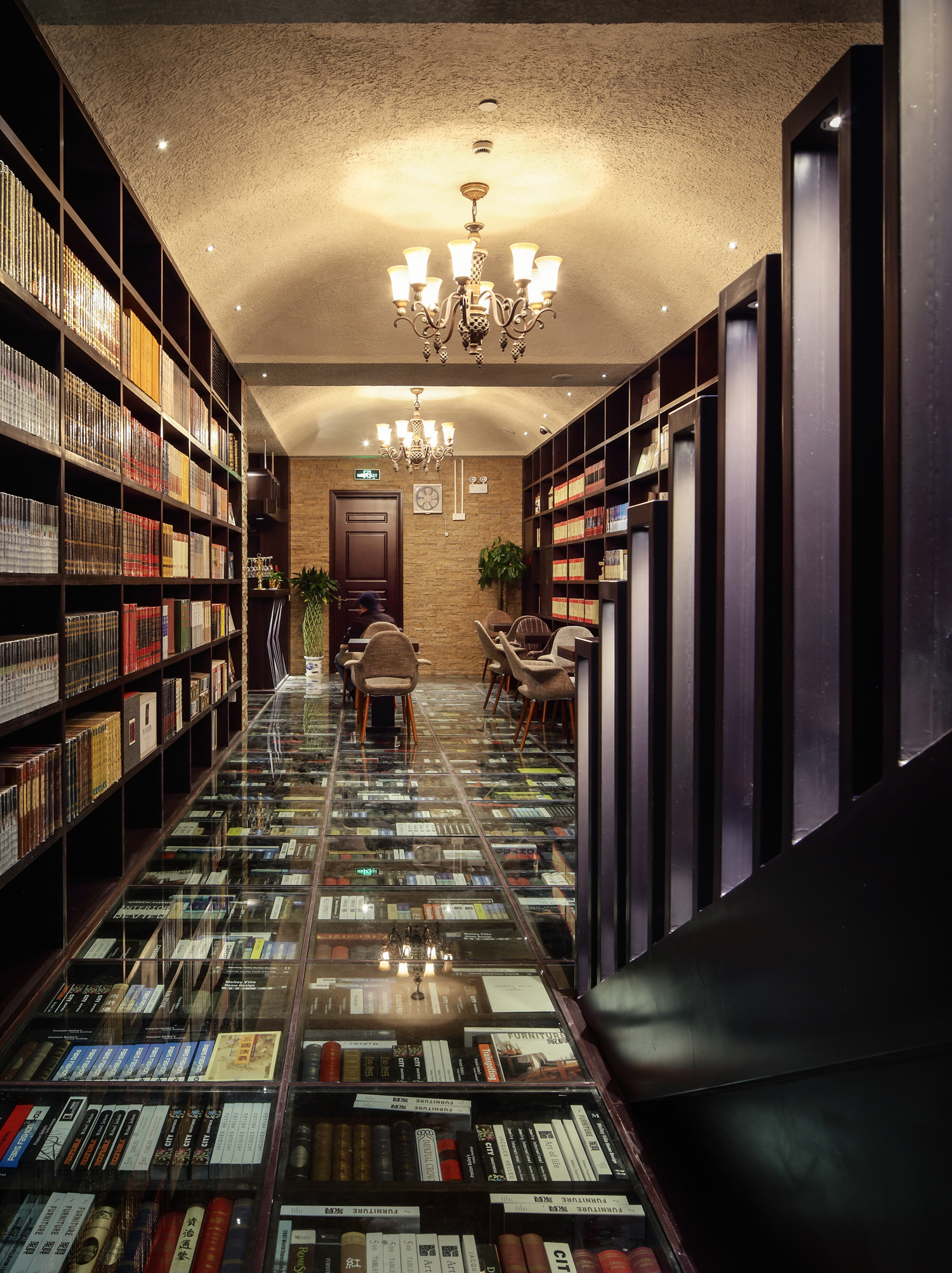 「爱书为书痴，钟书如爱女」钟书阁：让书店美成艺术馆