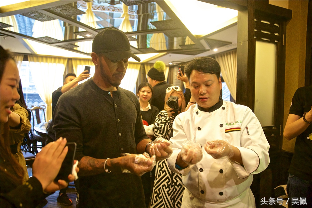 汉密尔顿夺冠,汉密尔顿夺冠庆祝