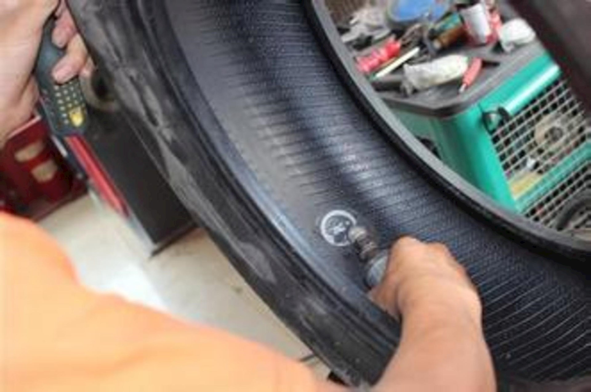 轮胎扎钉子了补胎还是换胎,途昂轮胎扎钉子补胎视频