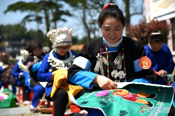 玩偶设计师林良如：怪趣毛毡展览——《23个小怪兽》