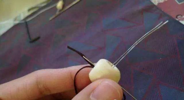 怎样穿手串三通佛头,手串佛头怎么穿小妙招