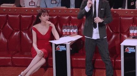 沈梦辰中发卷发造型,沈梦晨同款条纹防晒衣