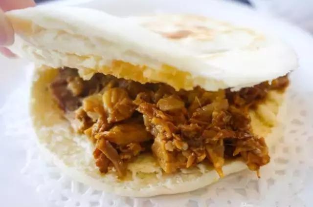 表说偶们不够洋气！但好吃呀！撸起袖子吃中华百年历史的汉堡！