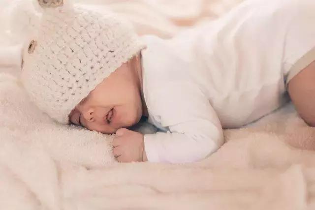 怎么把孩子裹起来睡觉,把孩子裹起来正确方法