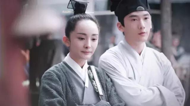 杨幂巧用刘海拯救发际线倍减龄,杨幂一发自拍就被吐槽发际线