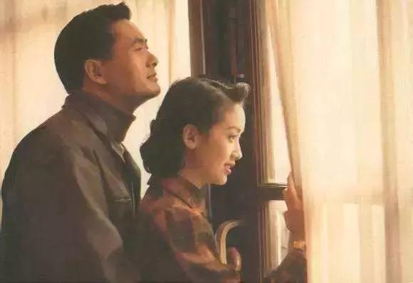 张国荣抱周润发视频,左拥右抱走向人生巅峰