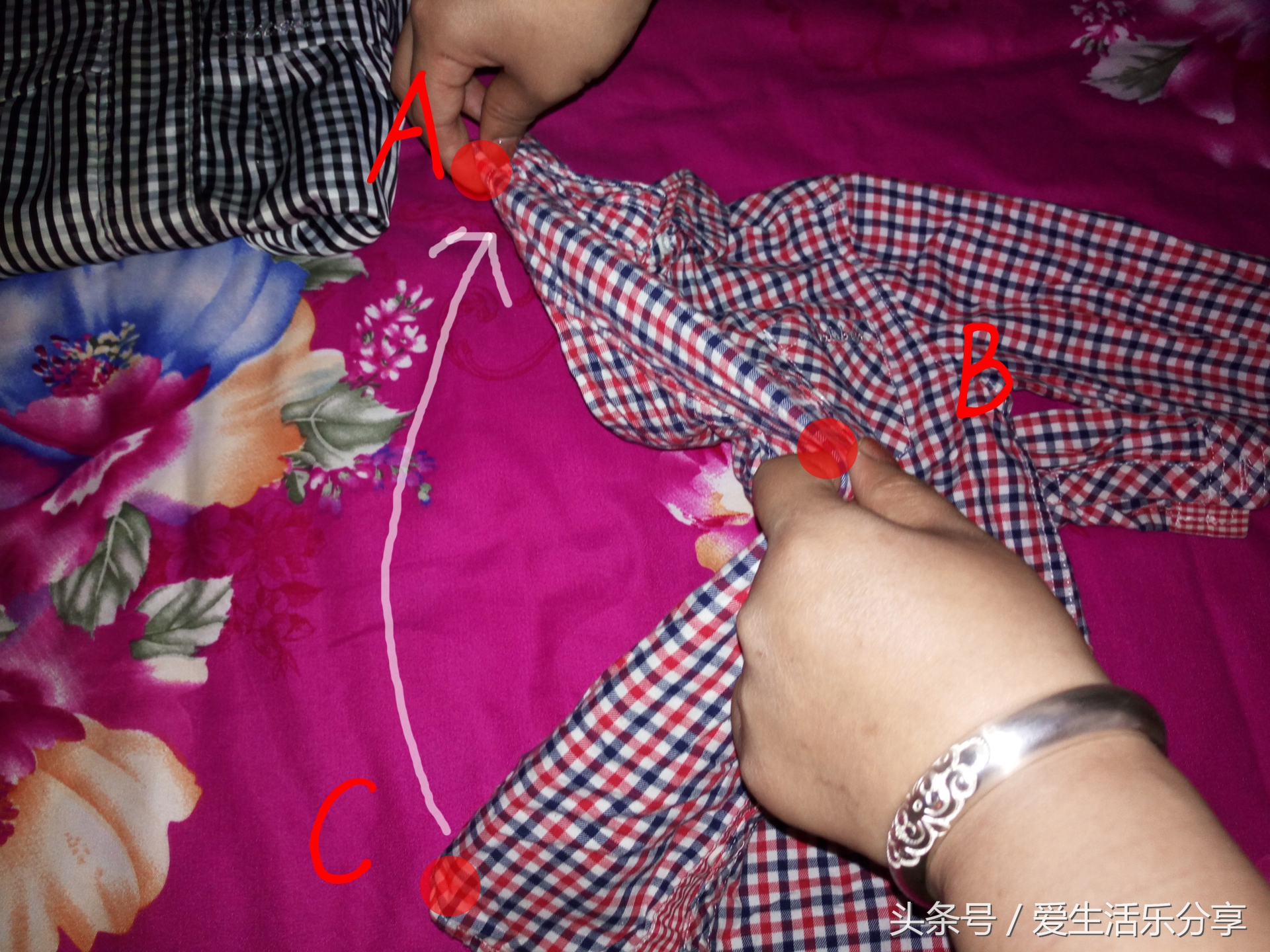 如何快速地叠好毛衣服,如何快速叠好衣服