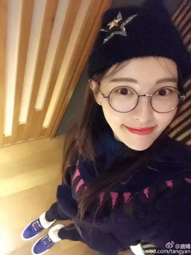 杨幂巧用刘海拯救发际线倍减龄,杨幂一发自拍就被吐槽发际线