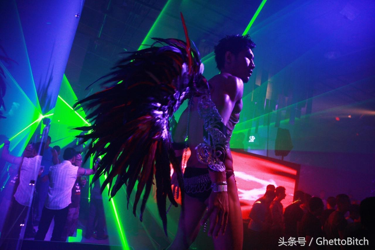 泼水节接吻情侣遭围观,泼水节情侣接吻遭围观