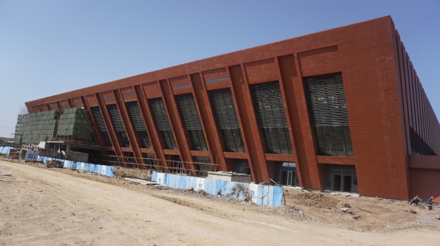 体育中心草坪施工,足球场草皮维护过程