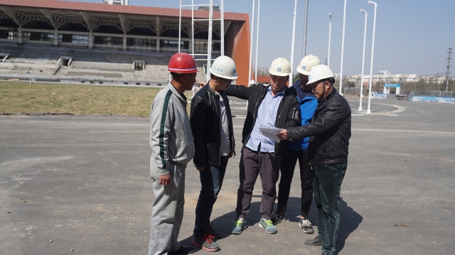 体育中心草坪施工,足球场草皮维护过程