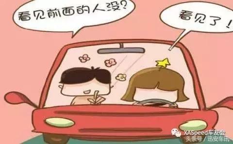 学车受不了气跟教练打起来了,驾校练车教练差点被车撞上墙