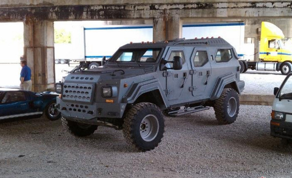 1800万下单提车得等15月,加次油得1500块,国内就1辆