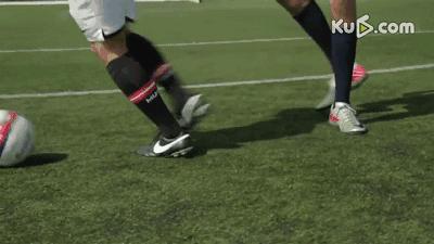 扣球过人技术动作要领,足球虚晃扣球过人