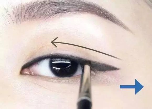 眼线笔画小狗眼线图片教程,褶皱线过长怎么画猫眼眼线