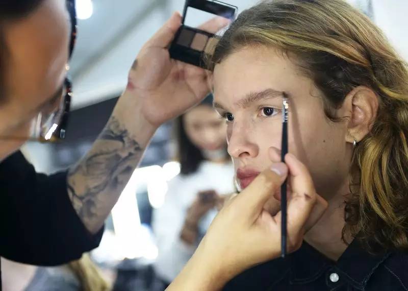 突袭时装周后台，探秘让模特360度美丽无死角的妆发技巧