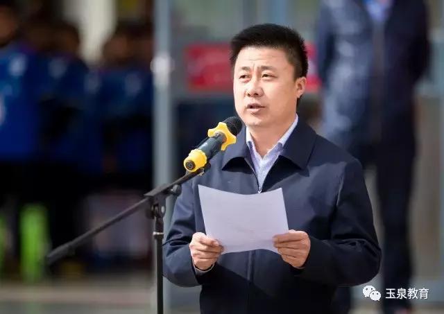 校园足球赛获冠军的喜报,足球代表队获全市冠军