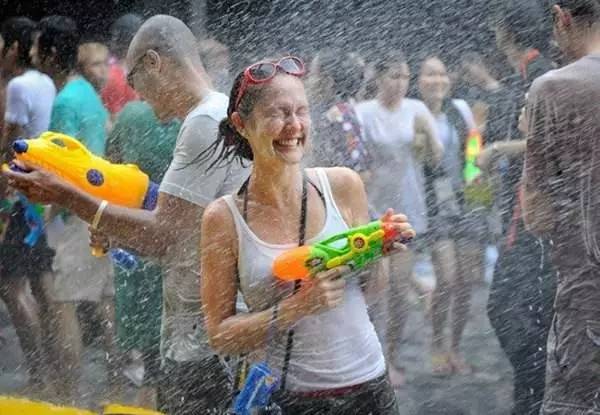 卸妆误区远离烂脸,精致女生如何正确的卸妆