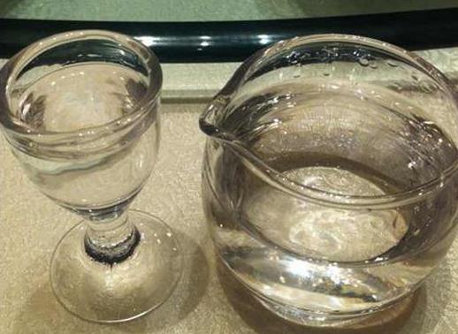 白酒中有絮状沉淀物体怎么解决,为什么白酒会出现浑浊现象