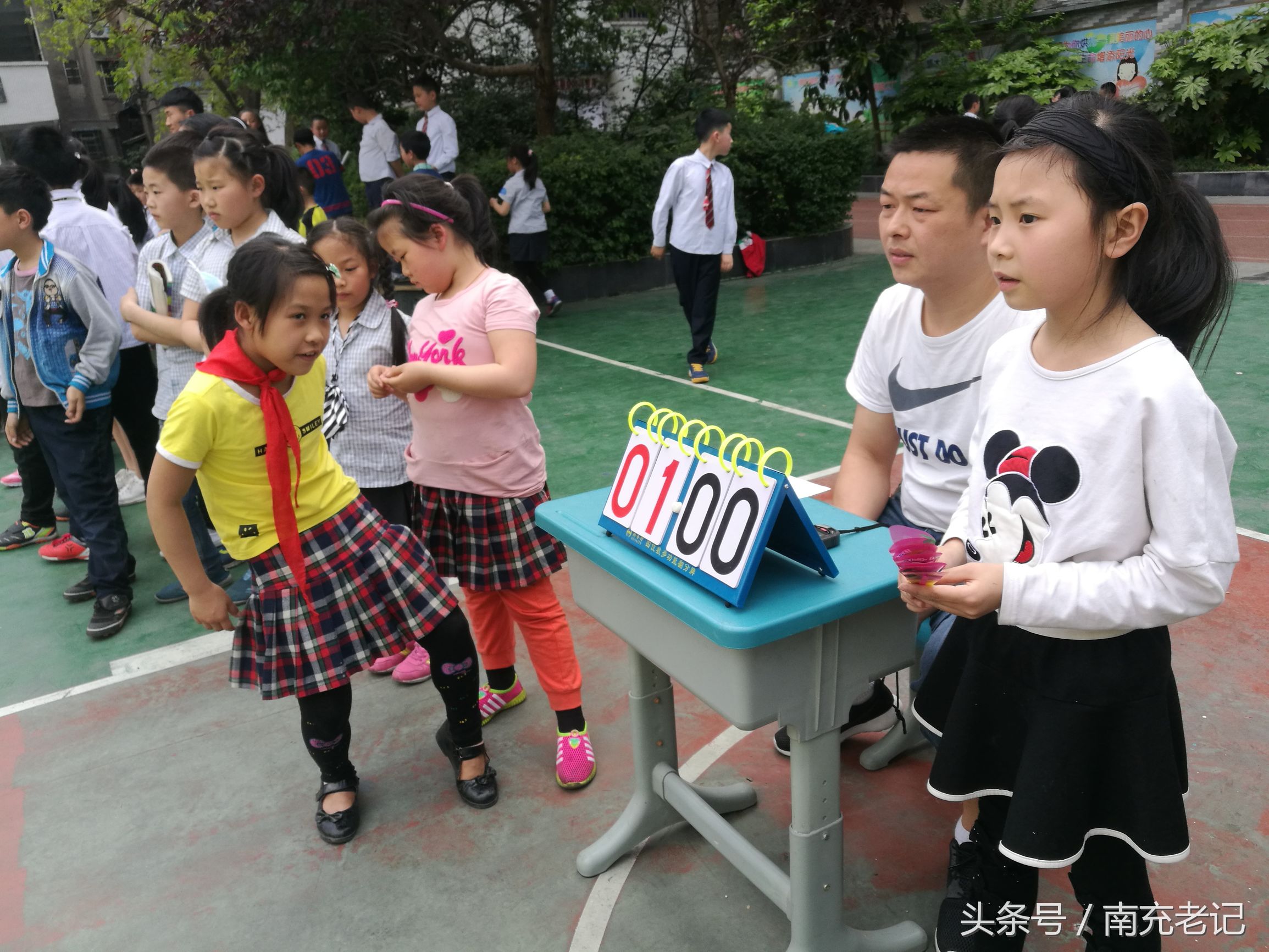 南充顺庆区中小学生篮球比赛,南充仪凤街小学的足球比赛