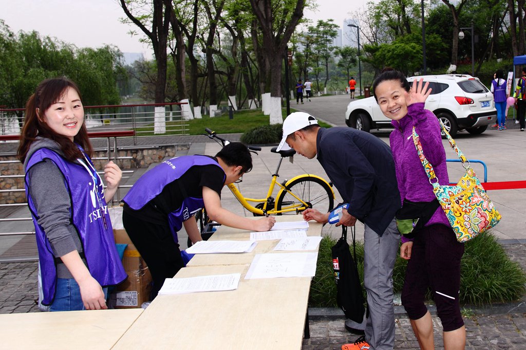 环球同跑迎校庆，清华校友锦城湖畔展英姿（原创）