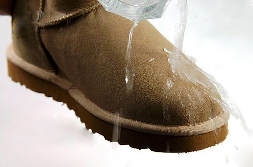 如何下雨天不弄湿鞋,下雨天不湿鞋的方法技巧