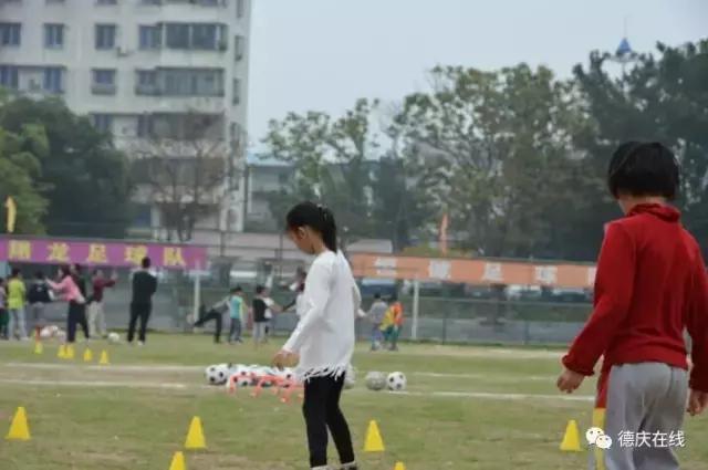 小孩学踢足球视频,小朋友学踢足球视频