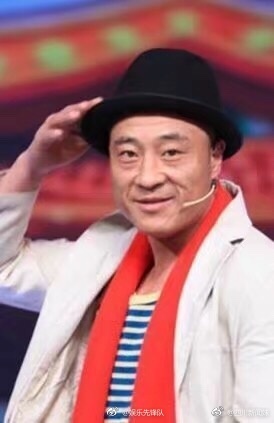 男子骑电瓶车失控撞上路边小哥,男子骑电动车撞上路边停放车受伤