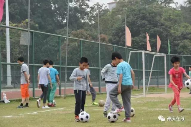 小孩学踢足球视频,小朋友学踢足球视频