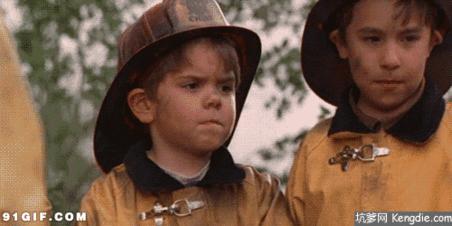 男子骑电瓶车失控撞上路边小哥,男子骑电动车撞上路边停放车受伤