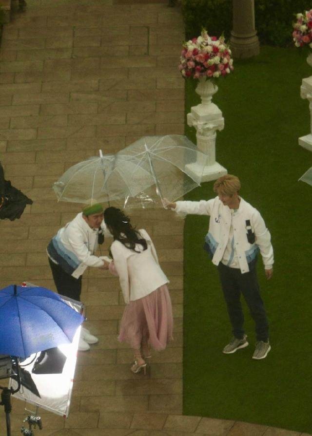 鹿晗刚来跑男时baby出场,跑男鹿晗保护baby的图