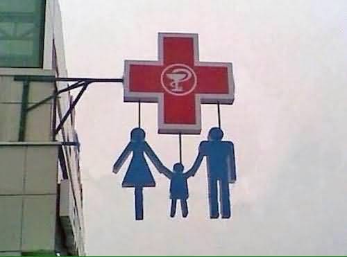 男子骑电瓶车失控撞上路边小哥,男子骑电动车撞上路边停放车受伤