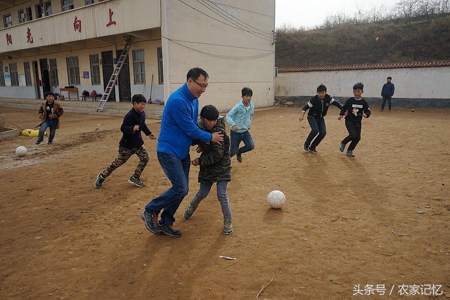 鲁山有个古村落，农村小学建支足球队，还挺像样