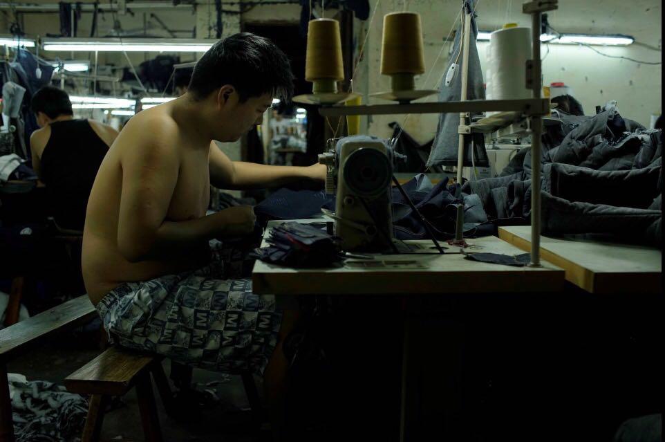 浙江台州洪南中路童装厂,童装车间上班的工人