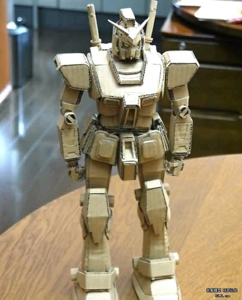 一个日本的萌妹子为了玩模型竟然在废纸堆做这种事情