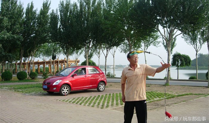 66岁老夫老妻自制房车旅游,60岁老夫妻自改房车自驾游