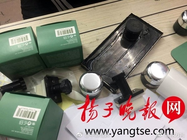 男子骑电瓶车失控撞上路边小哥,男子骑电动车撞上路边停放车受伤