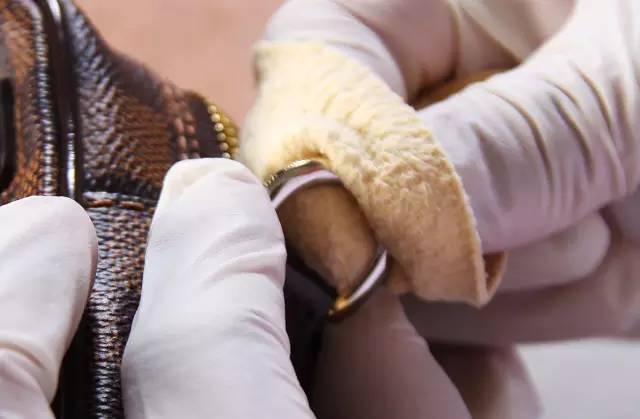 奢侈品包五金掉色怎么解决,奢侈品包包五金修复方法