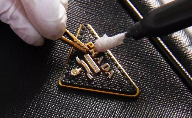五金不掉色的包包,奢侈品包包五金划痕修复