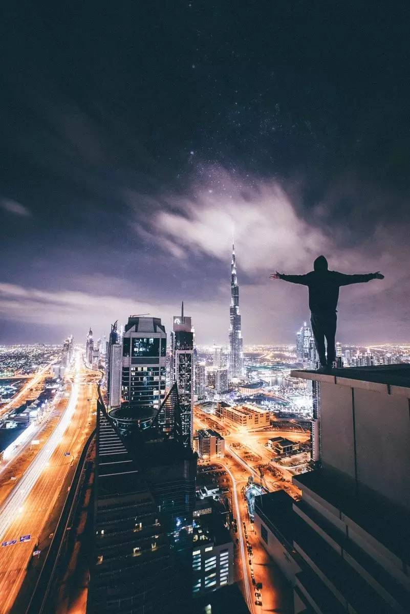 极限运动高楼攀岩视频,蜘蛛侠迈尔斯超帅自拍