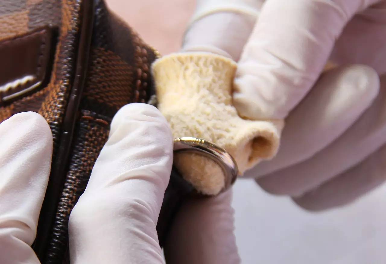 五金不掉色的包包,奢侈品包包五金划痕修复