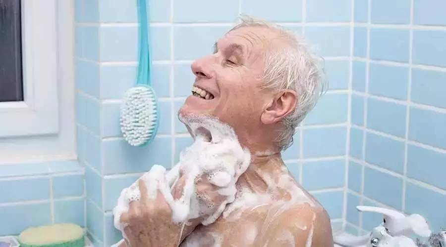 冷水洗澡有助于睡眠吗,冷水洗澡养生保健