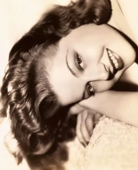 矮胖女孩丑照被人寄给选美赛，她竟因此赢得大奖踏上璀璨星途